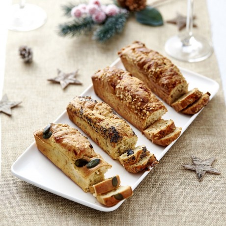 Assortiment de petits cakes festifs Saint-Jacques, foie gras, saumon, chèvre