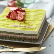 - Entremet fraise pistache yuzu 24 personnes